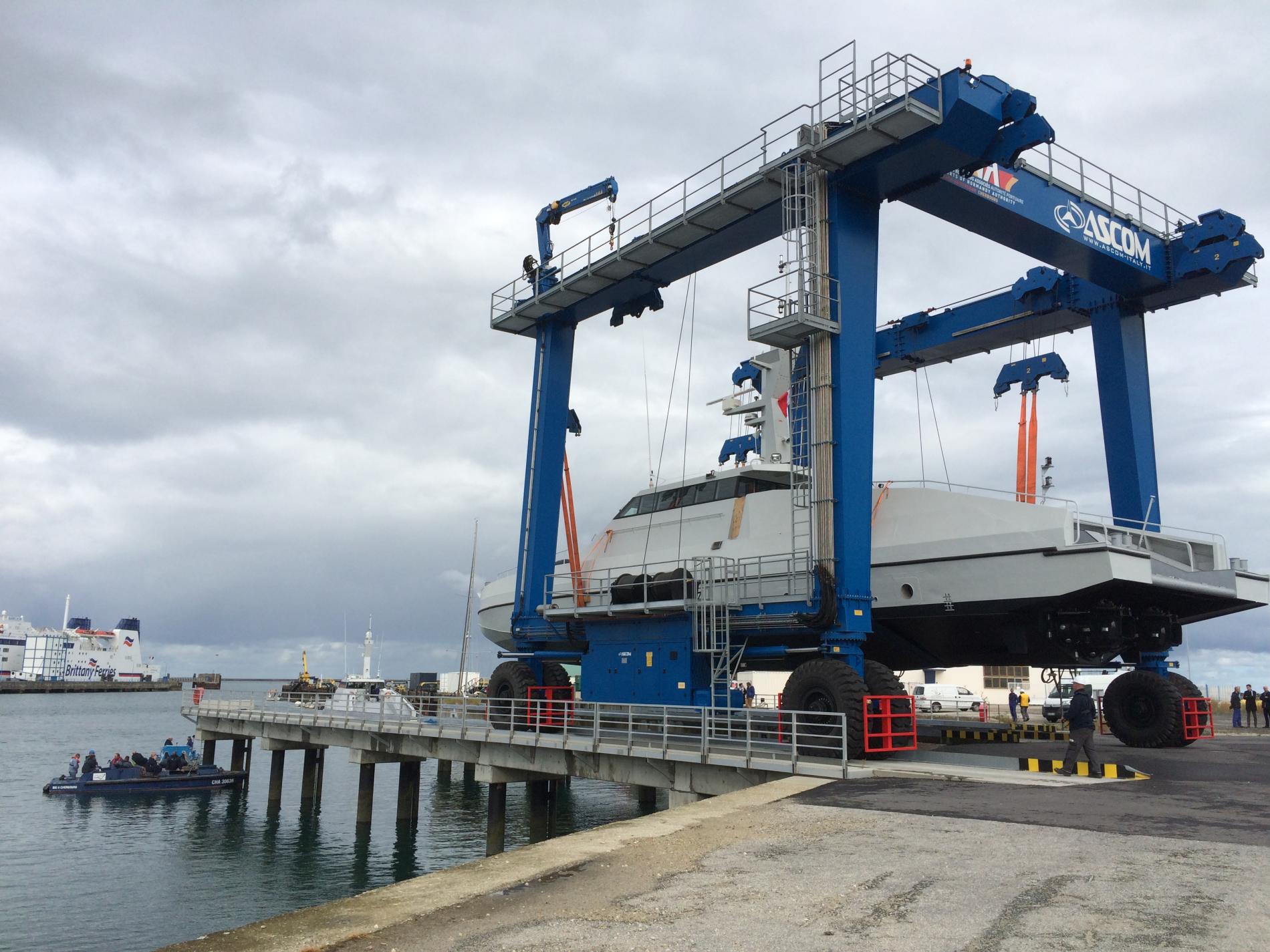 Travel lift hauling a boat out of the water at a marina